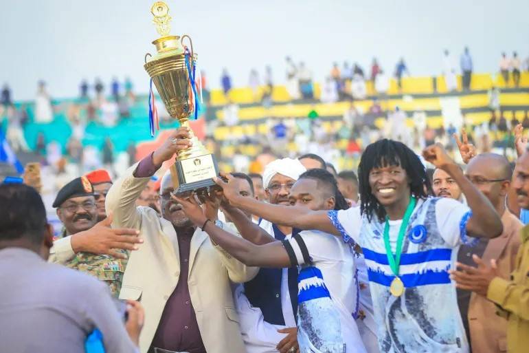 لاعبو الهلال يحتفلون بعد الفوز بلقب الدوري