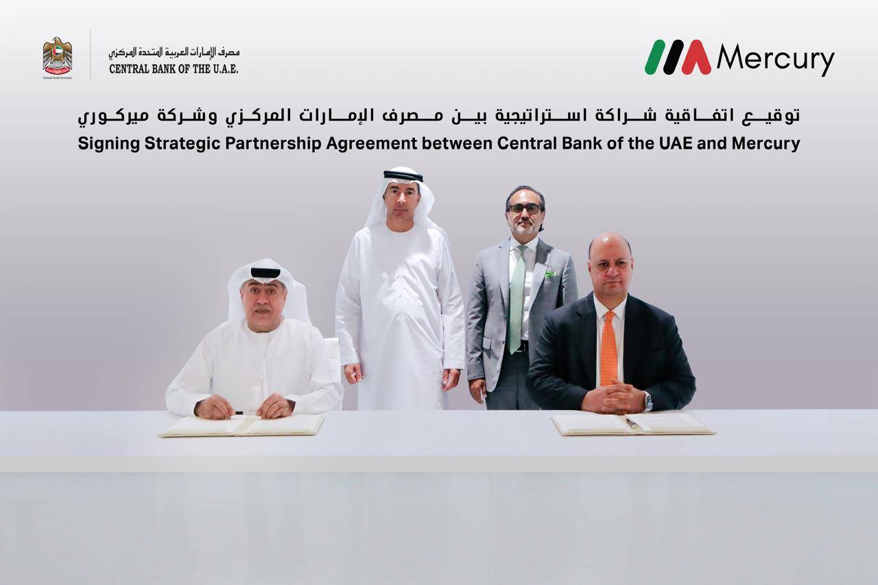 خالد بالعمى ومظفر خوخار يشهدان توقيع الاتفاقية