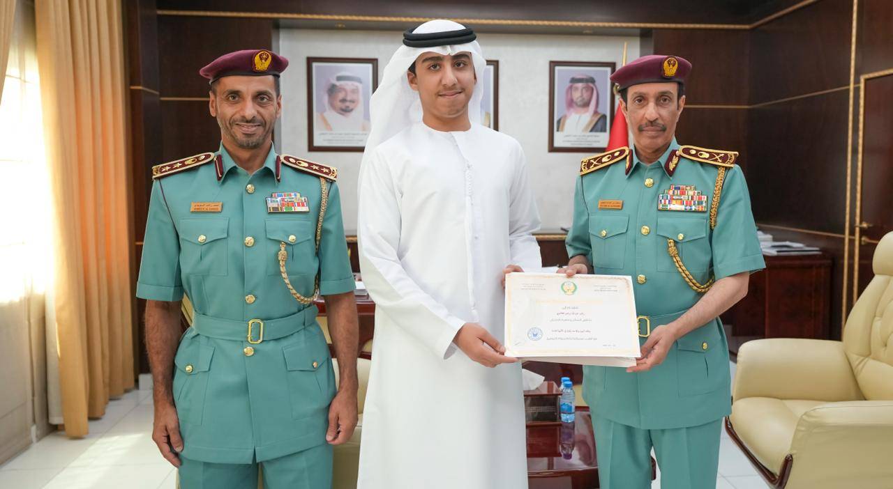 النعيمي يكرم الطالب راشد