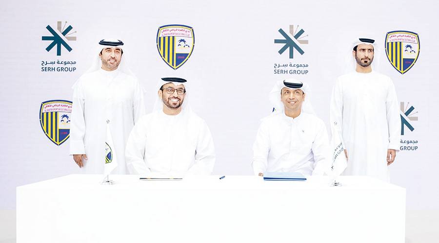 لقطة تذكارية بعد توقيع الاتفاقية