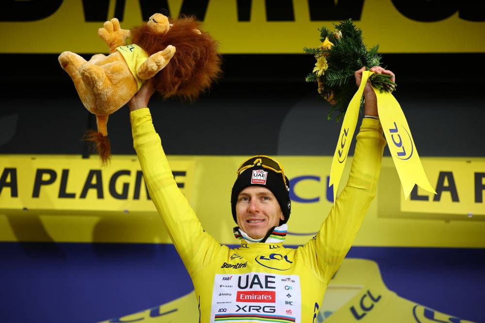 دراج فريق الإمارات بوغاتشار على المنصة