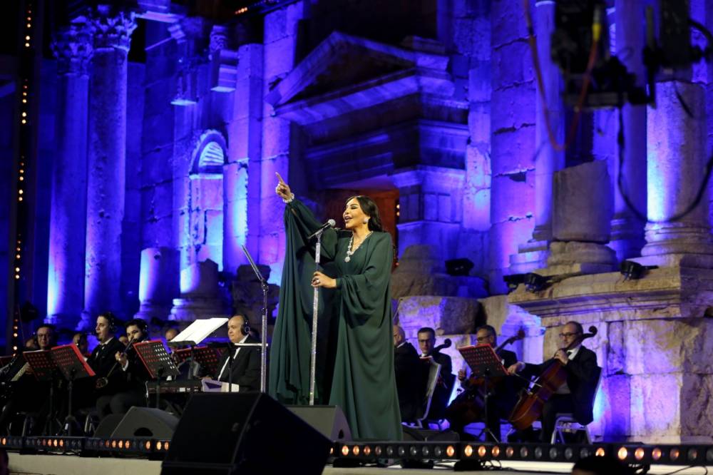 أحلام تغني خلال الحفل