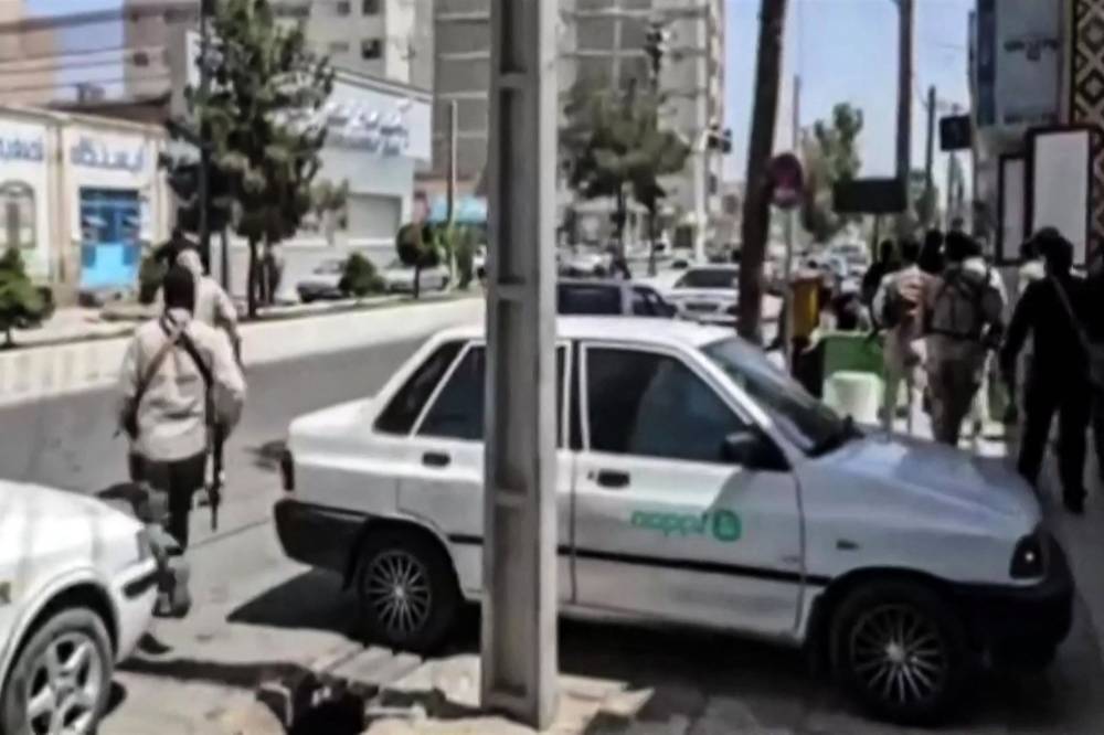  صورة مأخوذة من فيديو نشرته وكالة أنباء السلطة القضائية الإيرانية لاشتباكات أمام مبنى قضائي في زاهدان(أ ف ب ) 