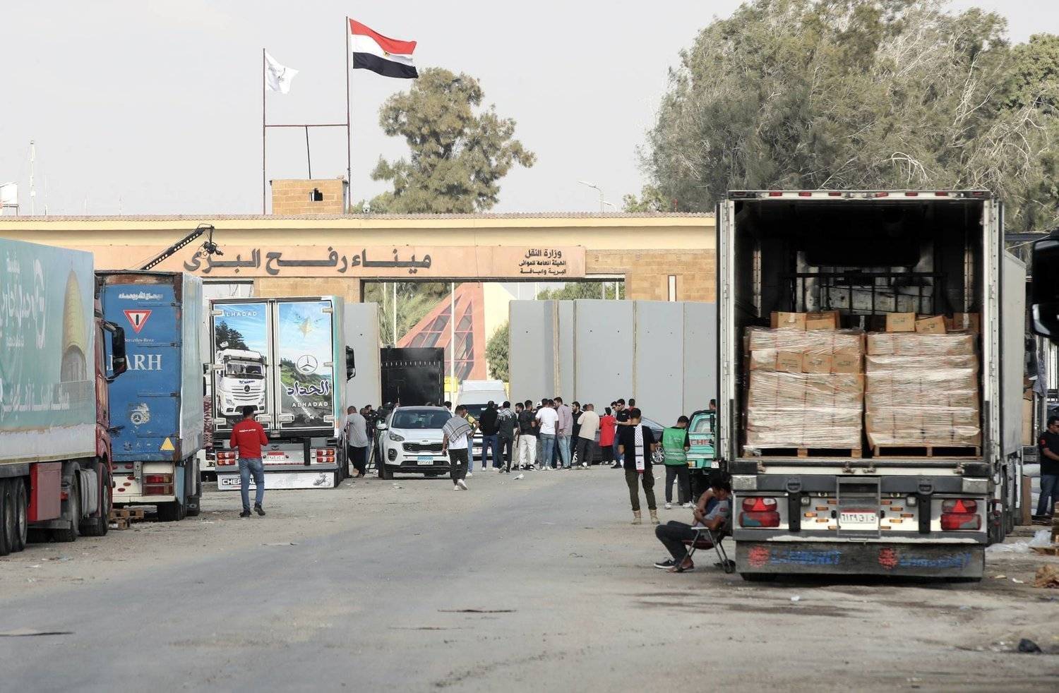 منها الإماراتية.. بدء دخول شاحنات مساعدات إلى غزة (فيديو)