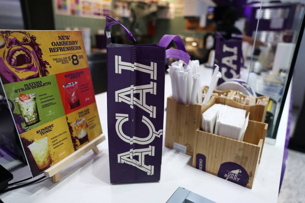 قائمة بأسعار من حلويات وعصائر مصنعة من توت الأساي