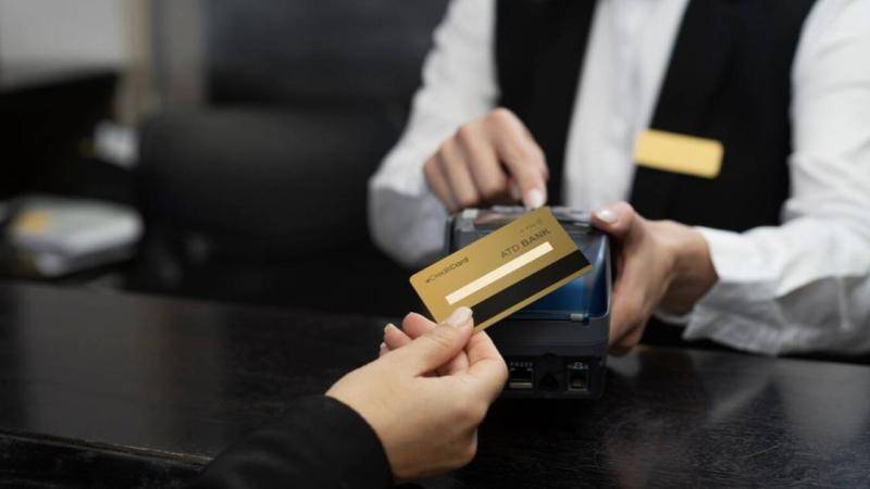 بنوك محلية ترفع رسوم الاستخدام الدولي لمعاملات البطاقات