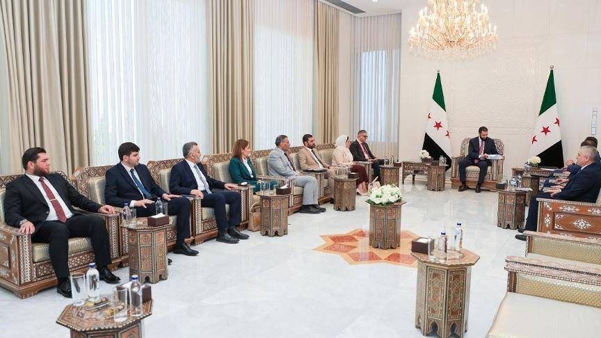 الشرع خلال تسلمه النسخة النهائية من النظام الانتخابي المؤقت الخاص بمجلس الشعب