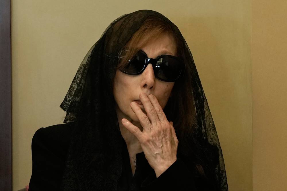 فيروز توديع نجلها زياد الرحبانى بمفردها