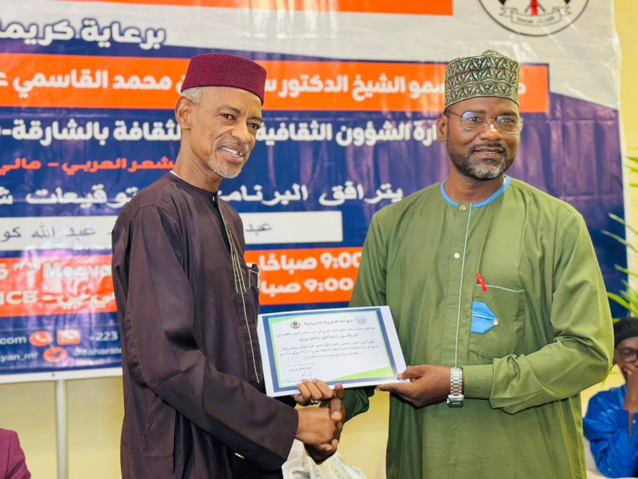 خلال تكريم أحد المشاركين في الملتقى