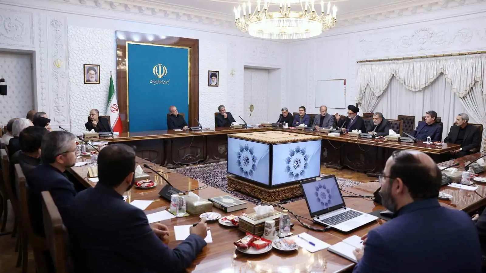 الرئيس الإيراني خلال حضوره اجتماع لجنة الأمن القومي والسياسة الخارجية في البرلمان