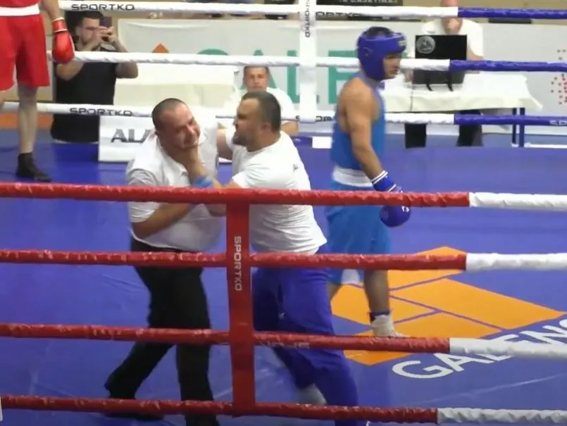 المدرب يخنق الحكم