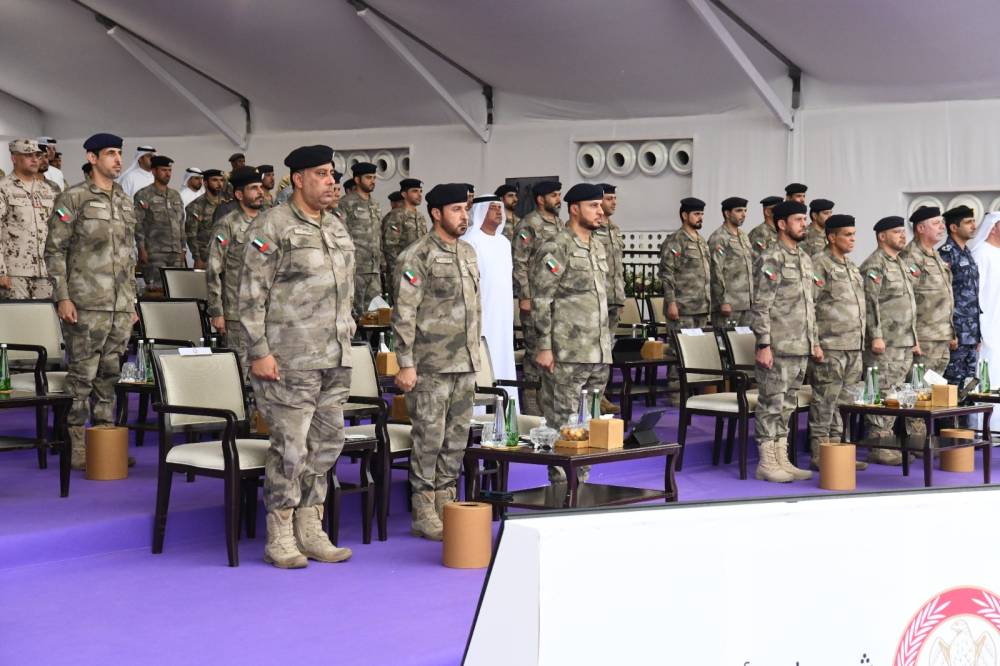 قائد شرطة أبوظبي يشهد عروض مجندي الخدمة الوطنية