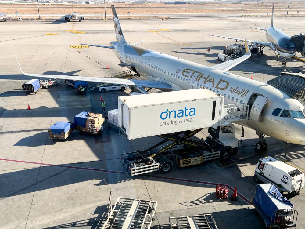 «دناتا» توفر90 ألف وجبة لرحلات «طيران الاتحاد» إلى عمان