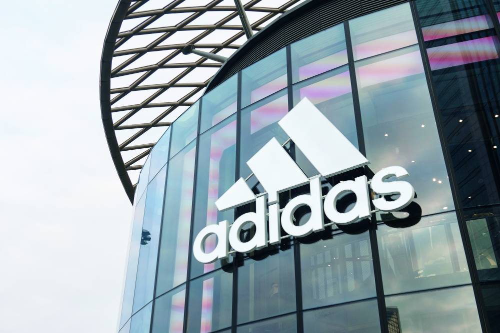 أسهم «أديداس» تهبط 7% مع مبيعات دون التوقعات في الربع الثاني
