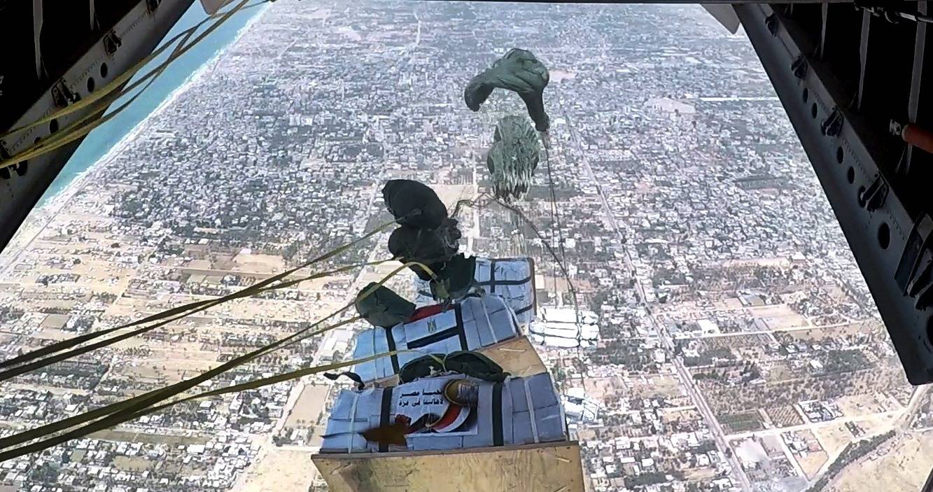 الجيش المصري يسقط أطناناً من المساعدات على غزة جواً