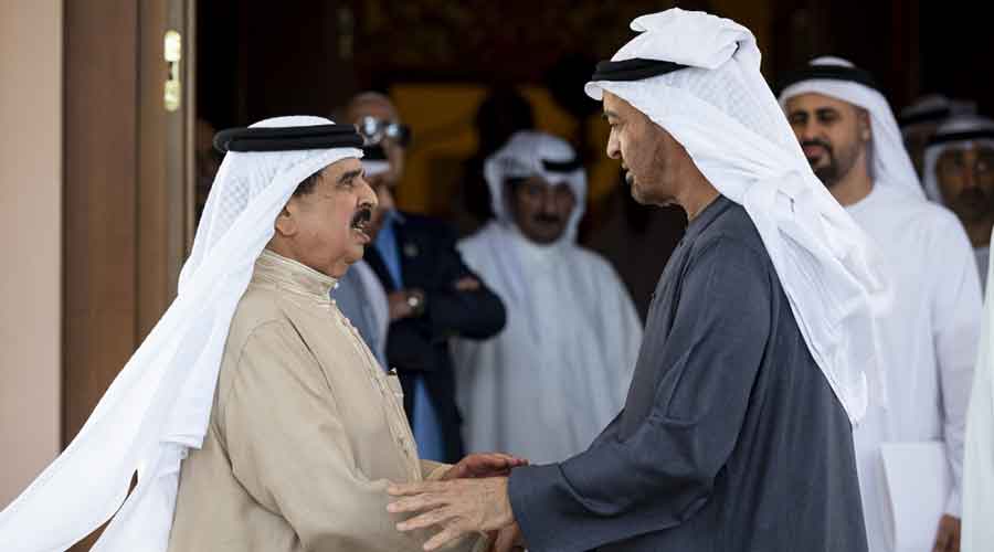 محمد بن زايد يصافح حمد بن عيسى وفي الصورة ذياب بن محمد