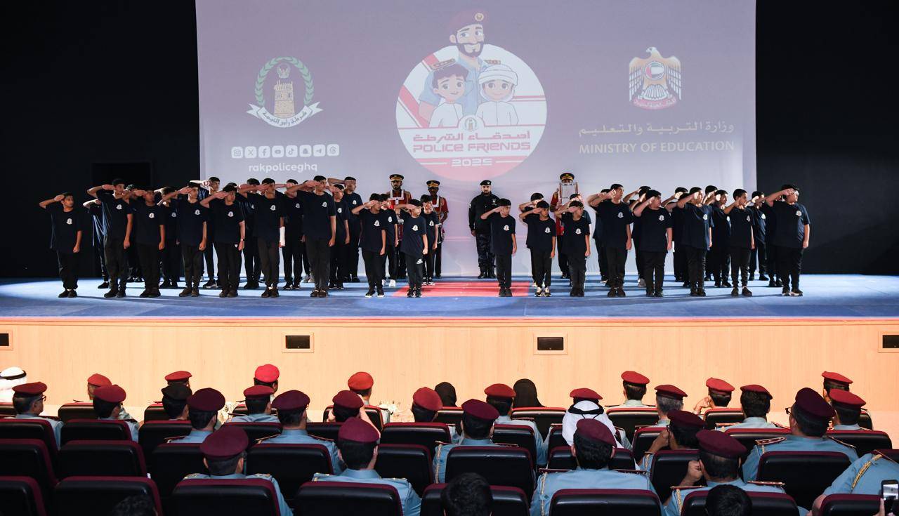 الطلبة المشاركون في برنامج أصدقاء الشرطة