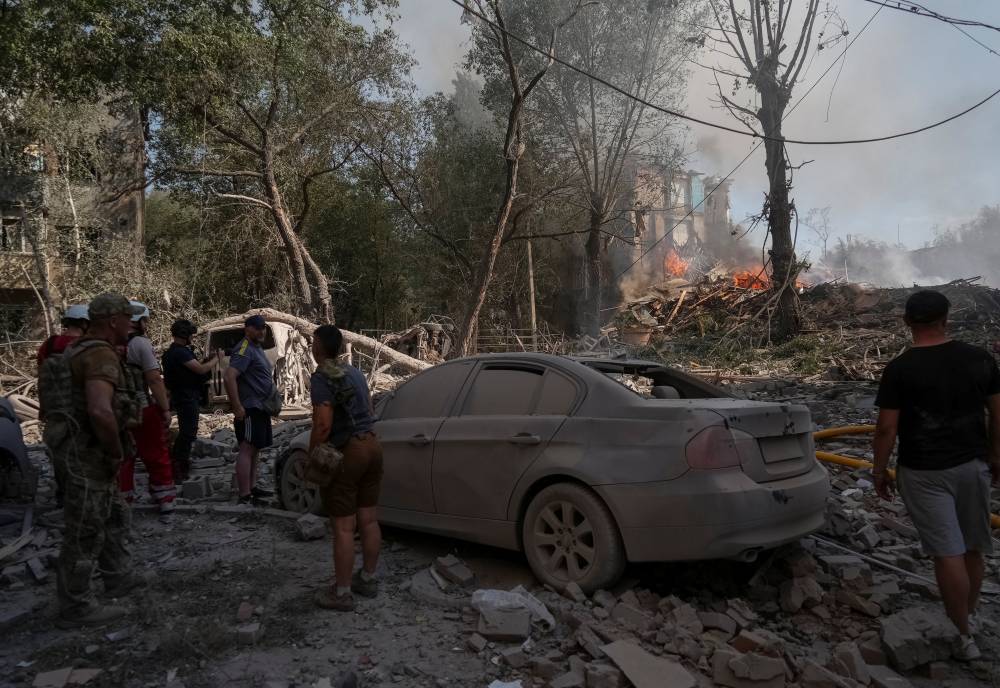 ميدفيديف يلوّح بـ «اليد الميتة».. وترامب يحذّر من «منطقة خطِرة»