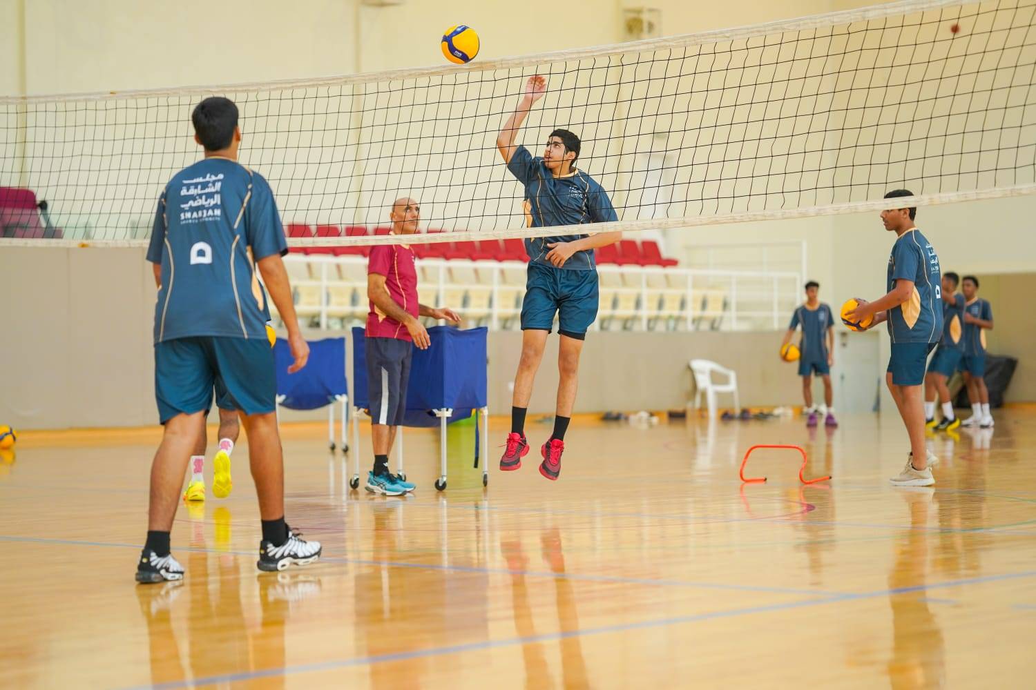 جانب من تدريبات الكرة الطائرة