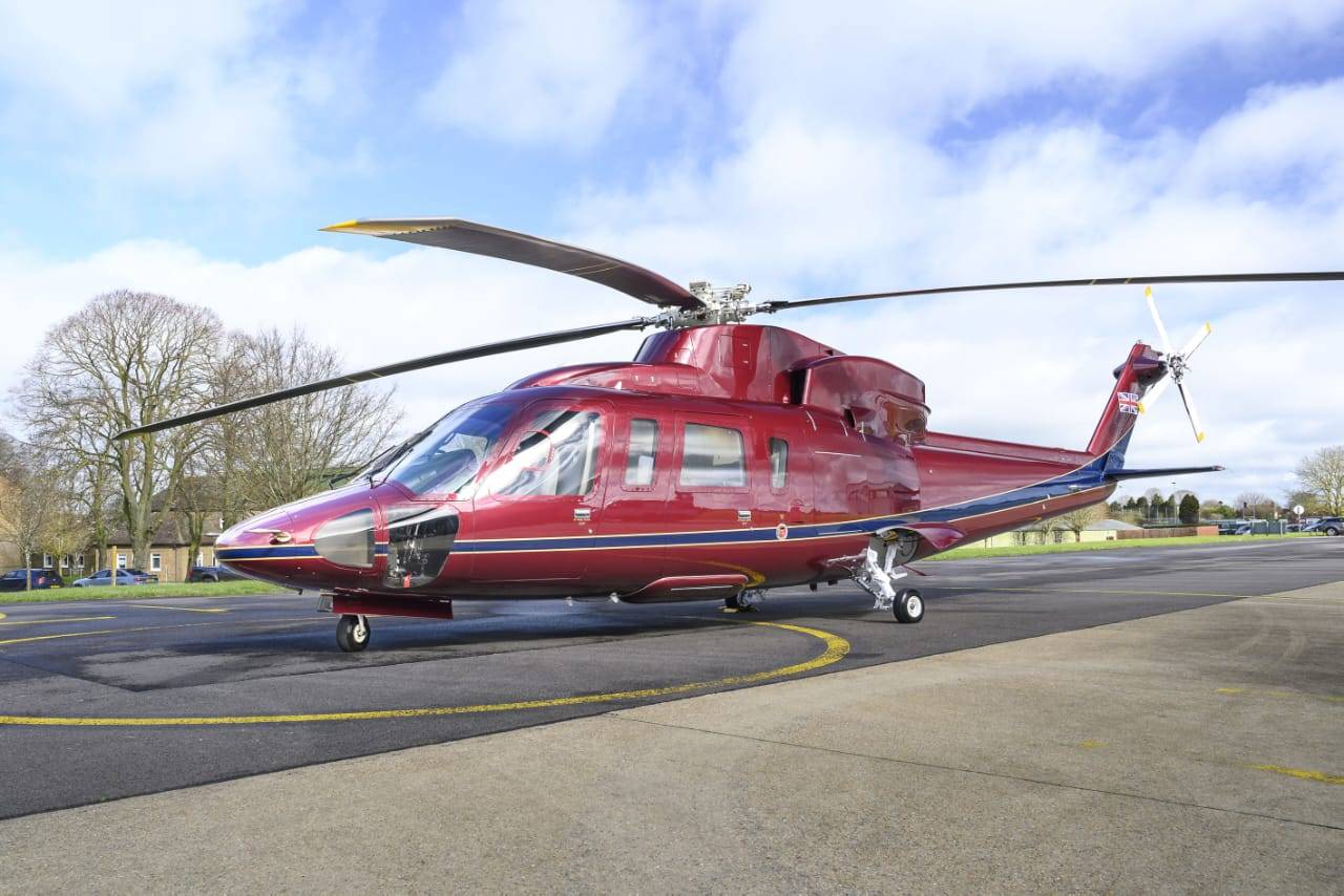 الملك تشارلز يعرض مروحية والدته الملكة إليزابيث للبيع