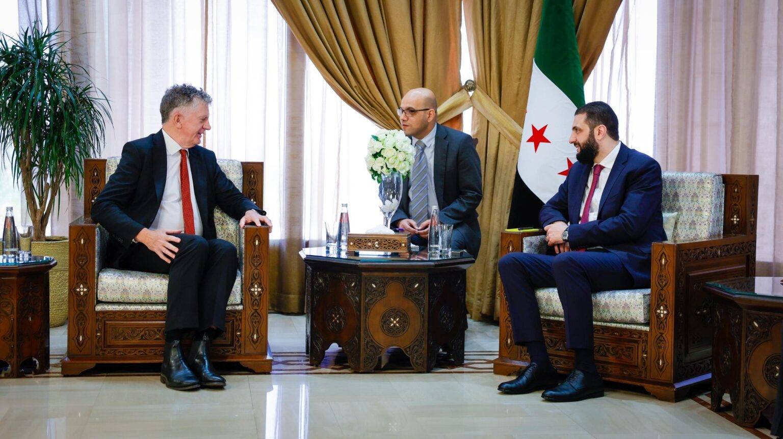 الشرع خلال استقباله في دمشق، مستشار الأمن القومي البريطاني جوناثان باول