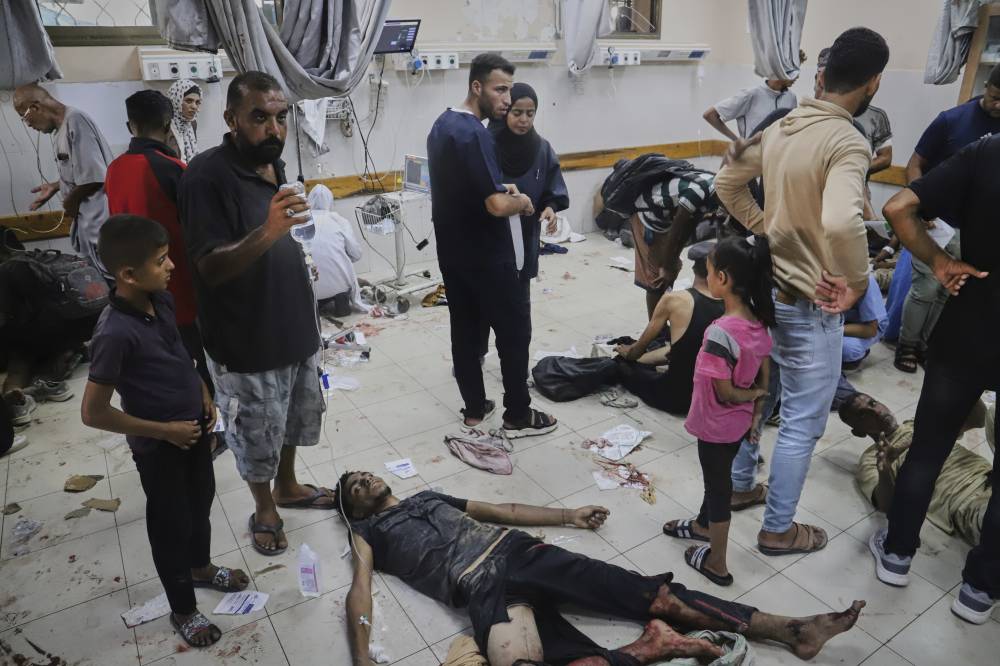 قتلى وجرحى بانقلاب شاحنة مساعدات فوق الجوعى في غزة