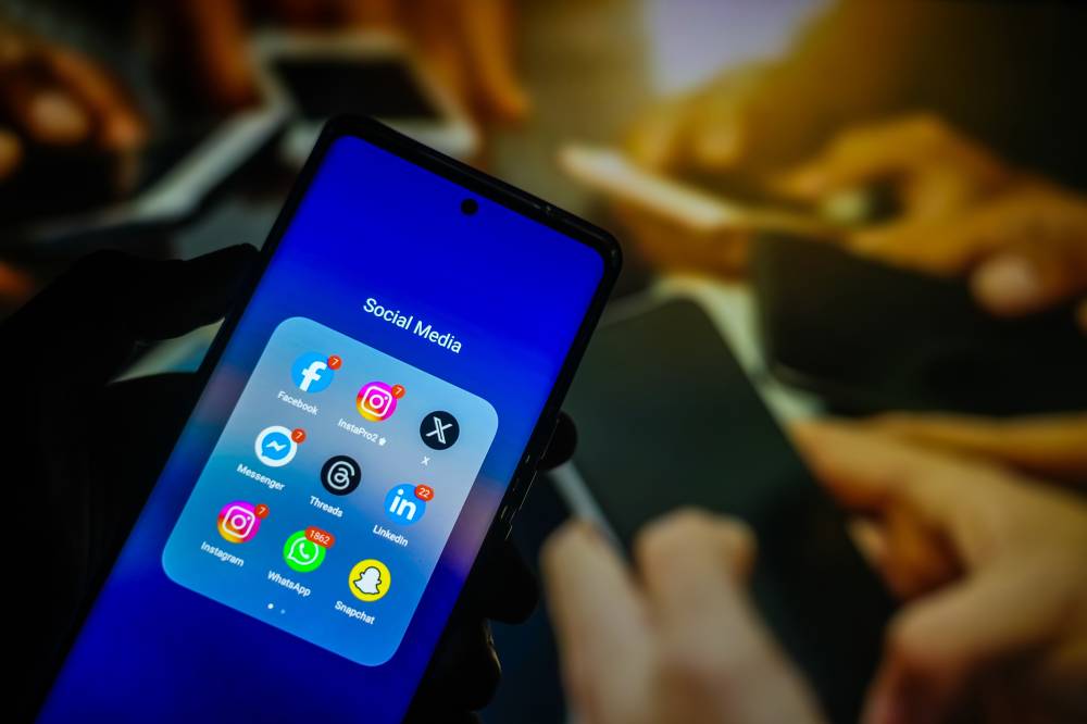 دراسة بلجيكية: وسائل التواصل لا تؤثر سلباً في «نفسية الشباب»