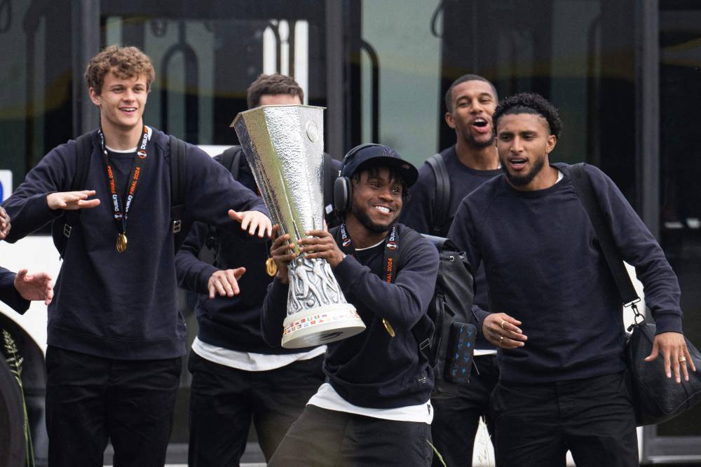 لقمان يحتفل بكأس يوروبا ليغ 