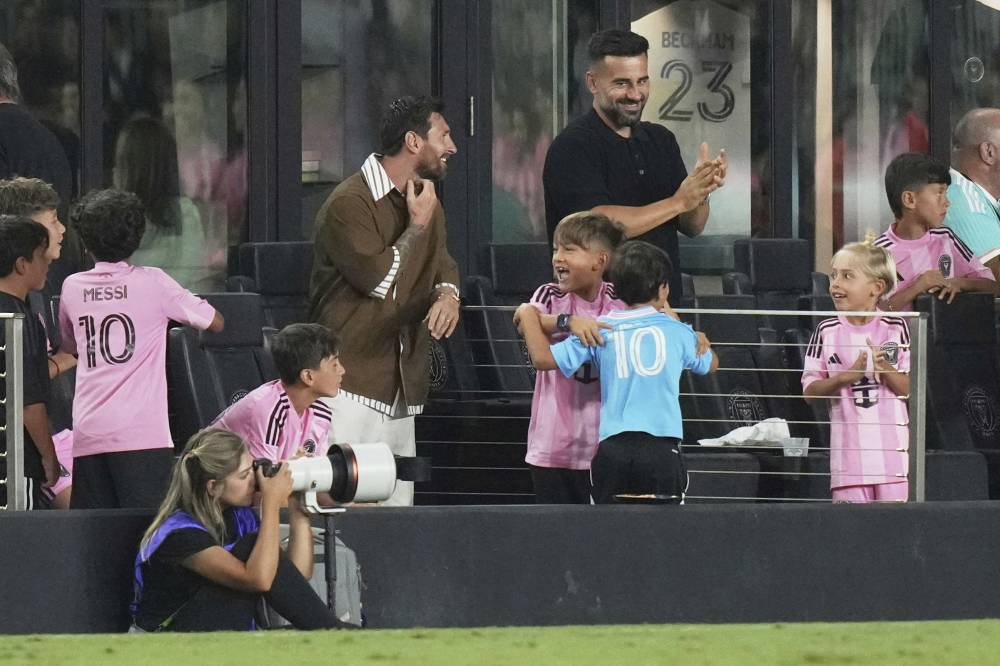 ميسي وأولاده وابن سواريز يحتفلون