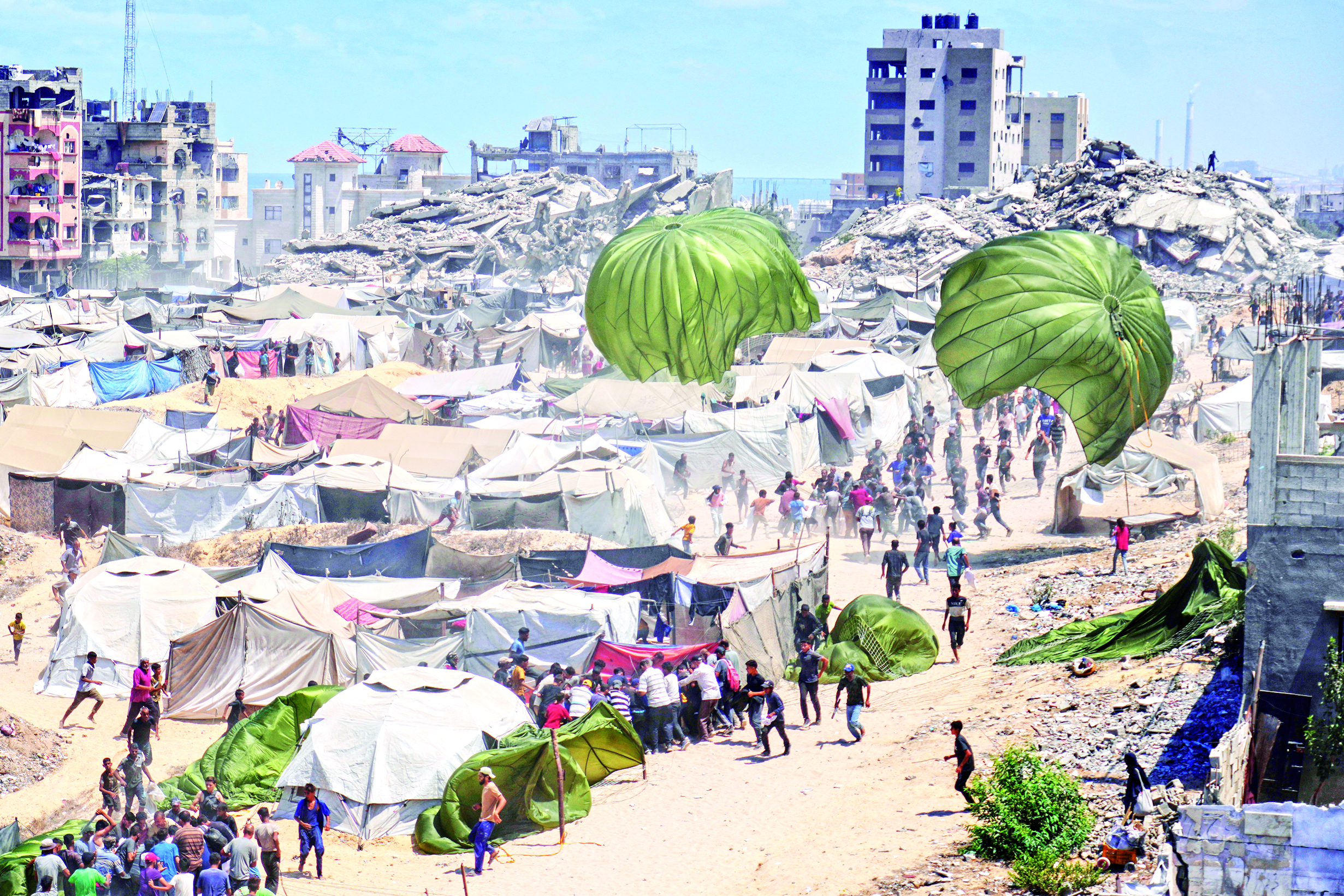 فلسطينيون يسارعون لجمع مساعدات إنسانية من الجو في مدينة غزة 