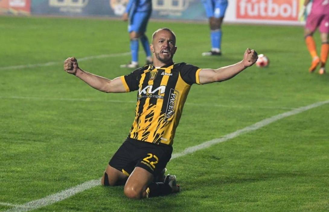 احتفال يتحول لكارثة.. إصابة خطرة للاعب باراغوياني بالمفرقعات بعد تسجيل هدف حاسم