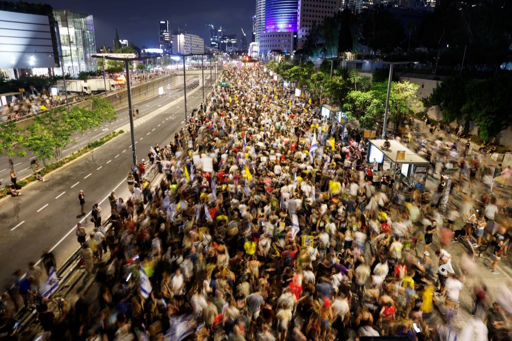 متظاهرو تل أبيب يتوعدون بملاحقة نتنياهو في ساحات المدينة