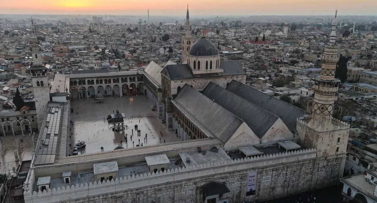 سيارة في الجامع الأموي.. ضجة في وسائل التواصل و«الأوقاف السورية» تعلق