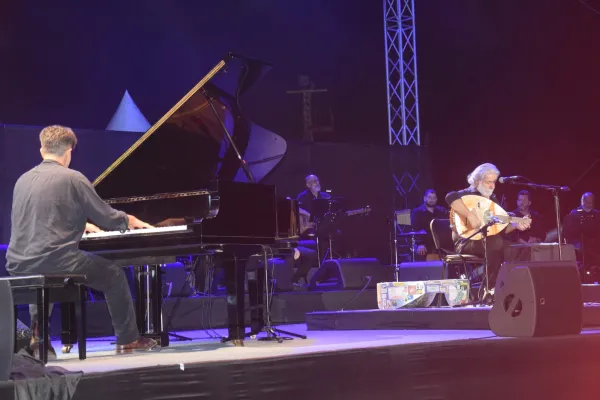 مارسيل خليفة  خلال الغناء على المسرح