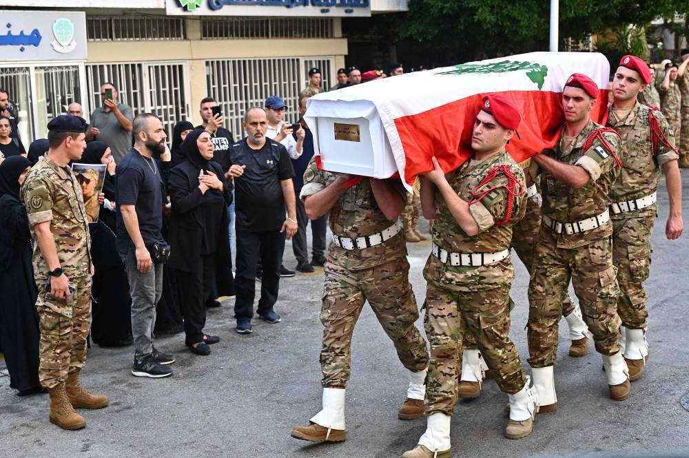 خلال تشييع جثمان محمد علي شقير، أحد الجنود اللبنانيين الستة الذين قتلوا أثناء  الكشف على منشأة لـ"حزب الله" (أ ف ب ) 