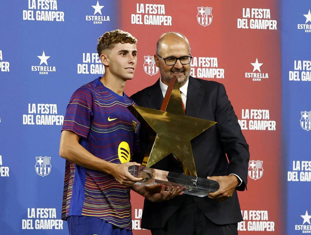 فيرمين لوبيز يستلم الجائزة