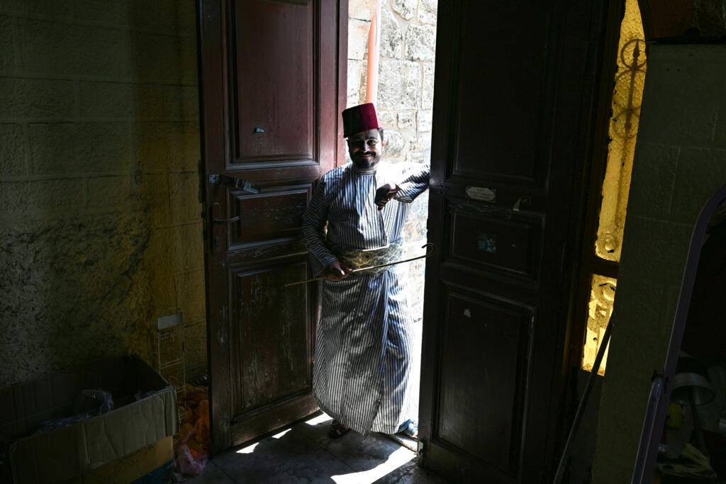 محمد الشعار على باب ورشته