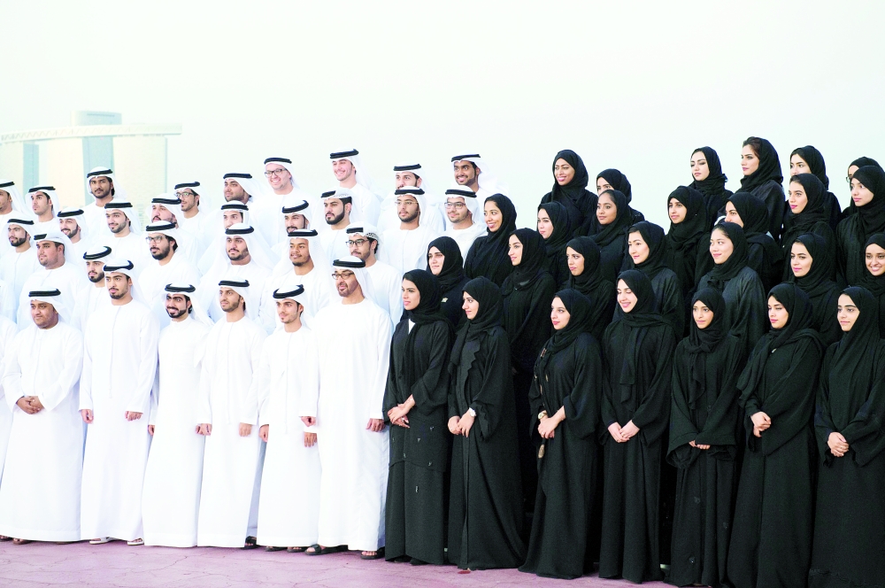 محمد بن زايد يتوسط سفراء الشباب (أرشيفية)