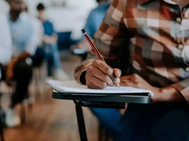 كتابة الاختبار 50 مرة يدوياً.. عقوبة تدني نتائج موظفين