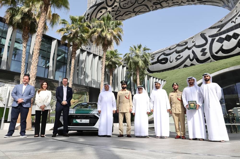 شرطة دبي تعزز أسطول مركباتها بسيارة أودي RS7 بيرفورمانس الجديدة