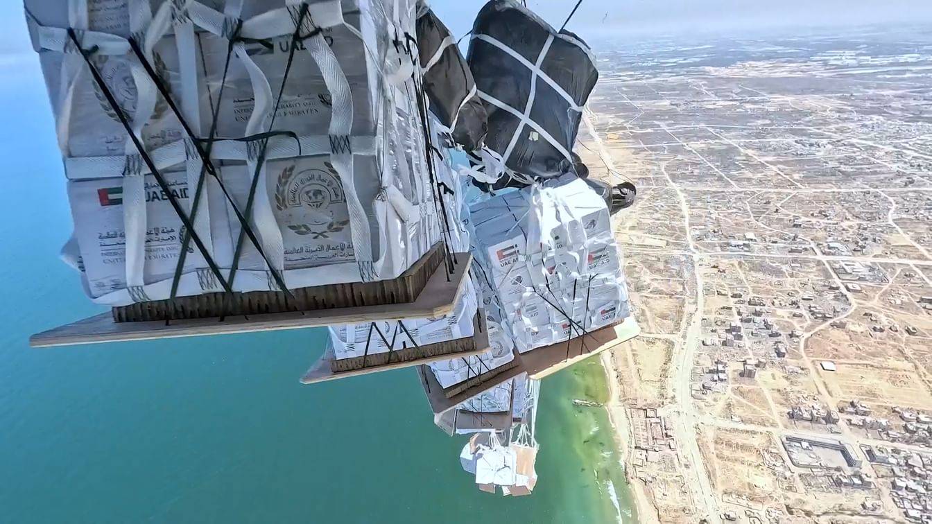 الإمارات تنفذ الإنزال الجوي الـ71 للمساعدات في قطاع غزة (فيديو)