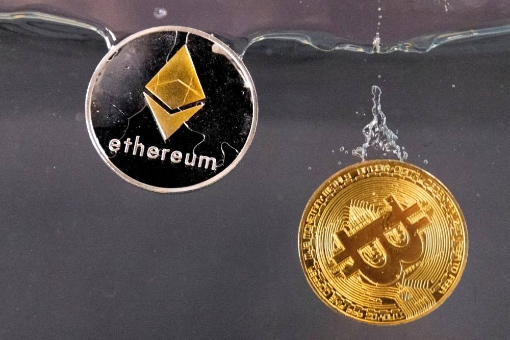 «بيتكوين» تتخلى عن قمتها و«إيثريوم» تلامس 4800