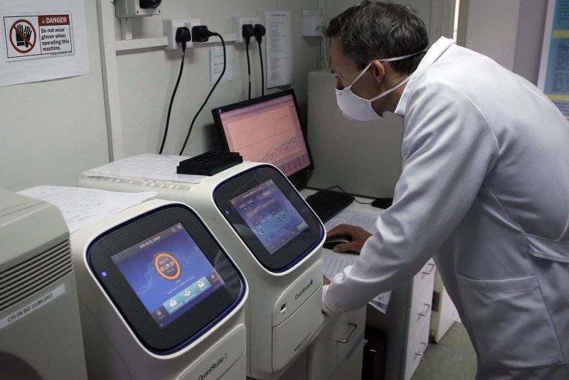 باحث من الجامعة يقرأ بيانات الجهاز