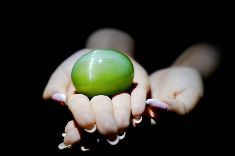 النجمة والهلال  الحجران الكريمان الموثقان من مختبر دبي في «غينيس»