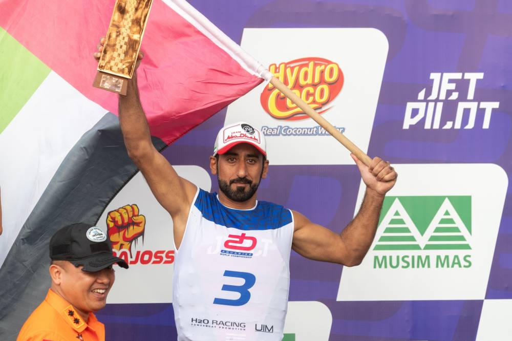 راشد الملا على منصة التتويج