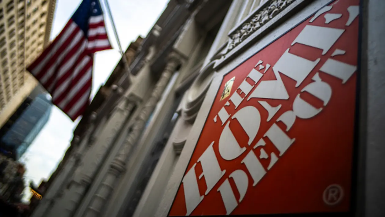 أحد متاجر الشركة