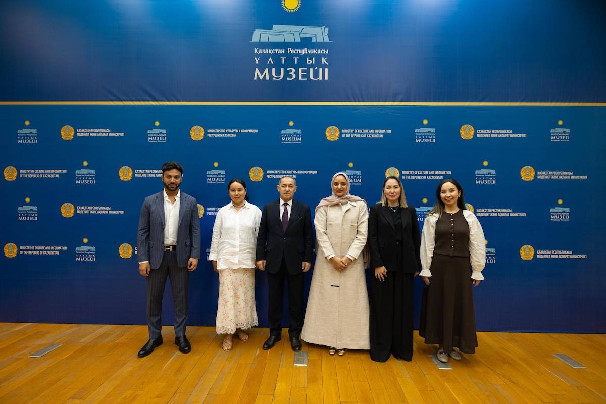 مروة العقروبي مع بعض المشاركين في المؤتمر