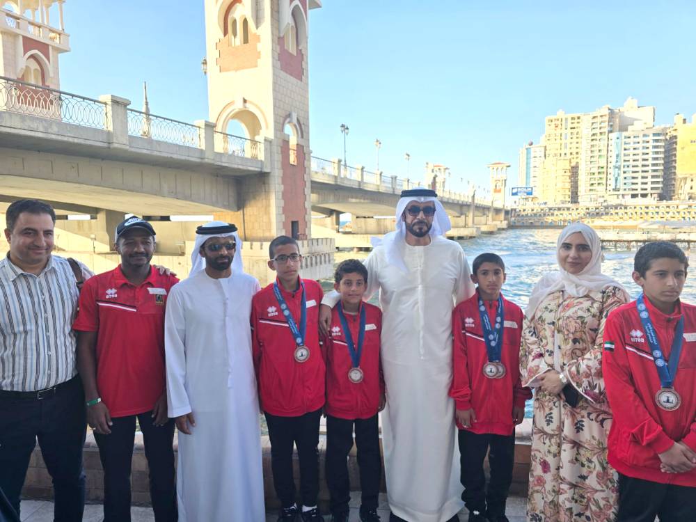 خليفة بن محمد يهنئ أبطال الخماسي الحديث