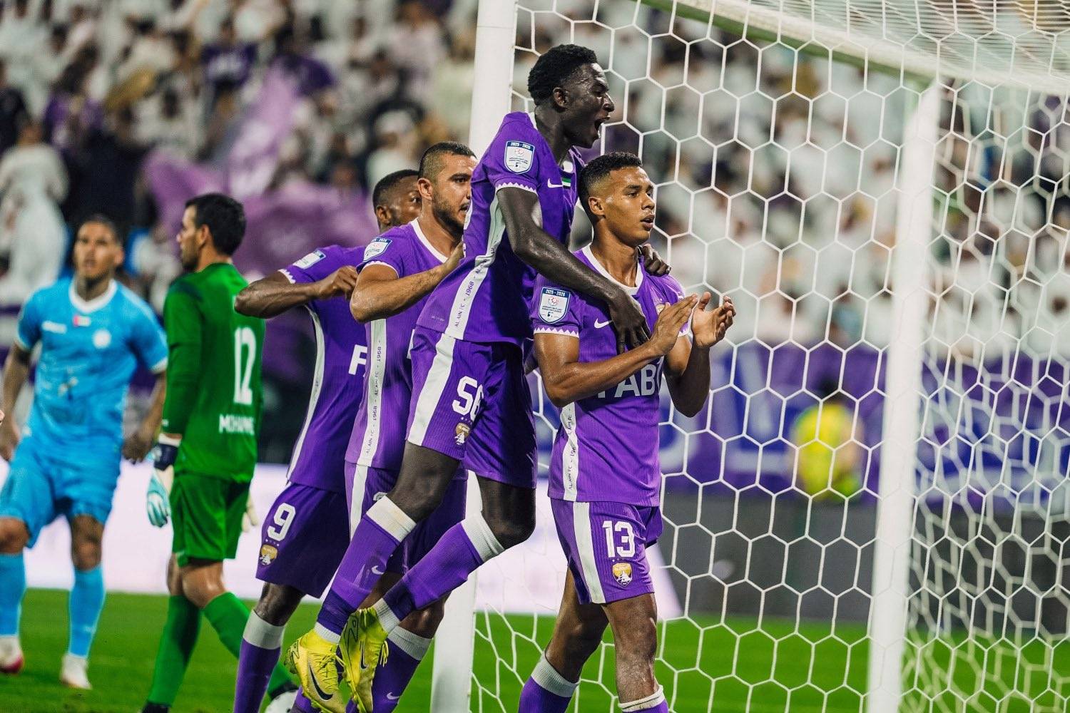 لاعبو العين يحتفلون بهدف رحيمي القاتل