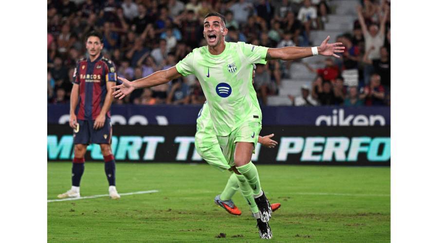 توريس يحتفل بهدف برشلونة الثاني